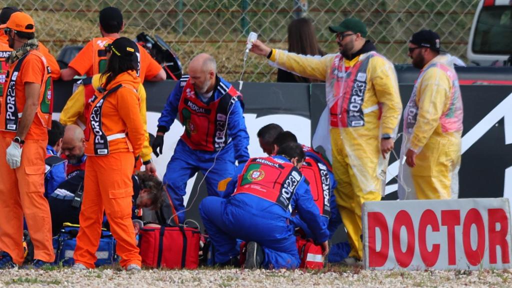 Pol Espargaró, atendido después de su caída en Portugal.