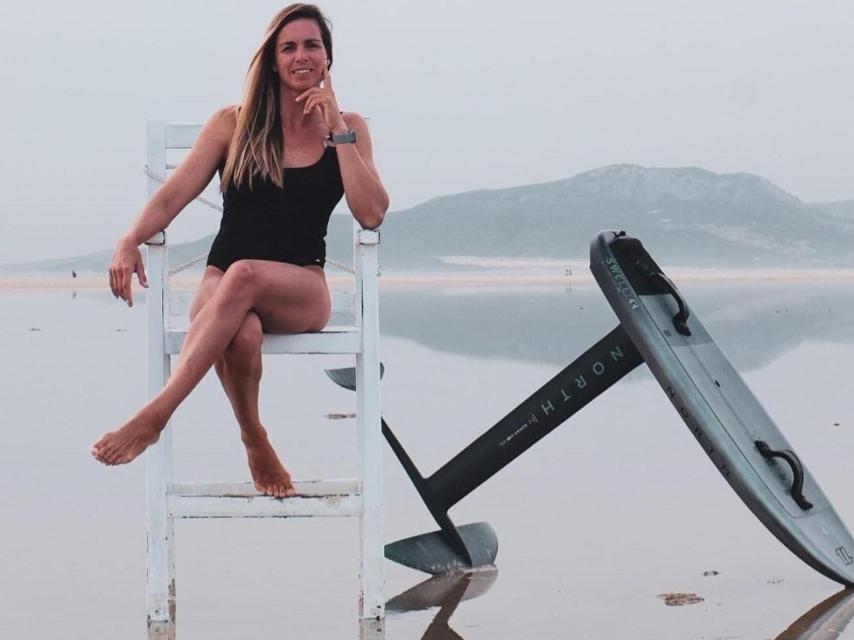 Marina Alabau, tras practicar wingfoil, posando en una imagen de su cuenta de Instagram: @marinalabau.