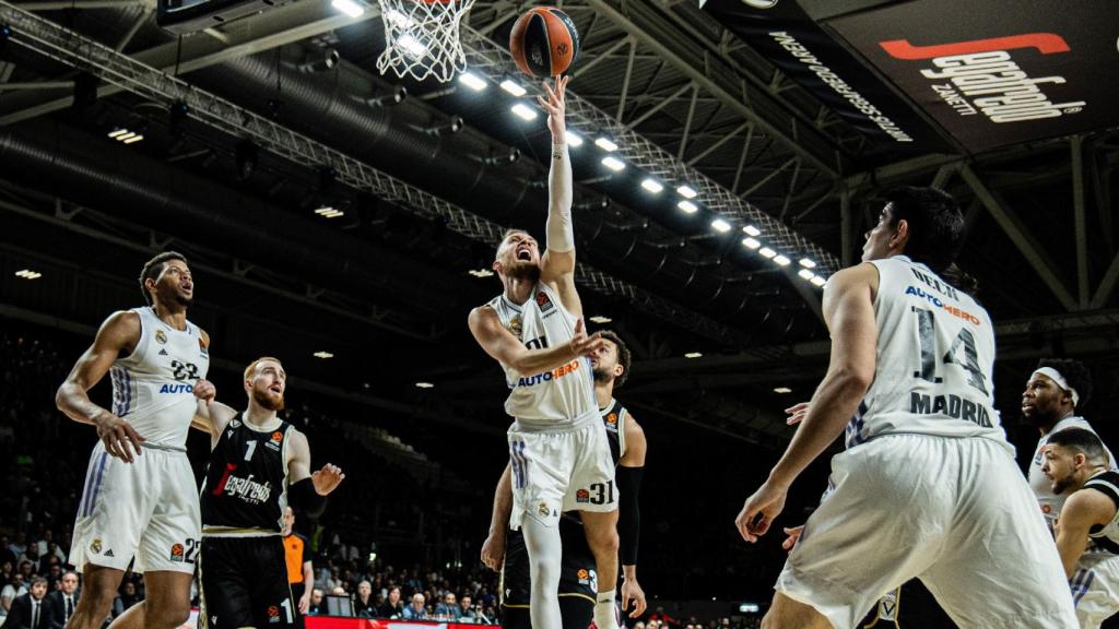 Musa entra a canasta para anotar en el partido ante la Virtus Bolonia.