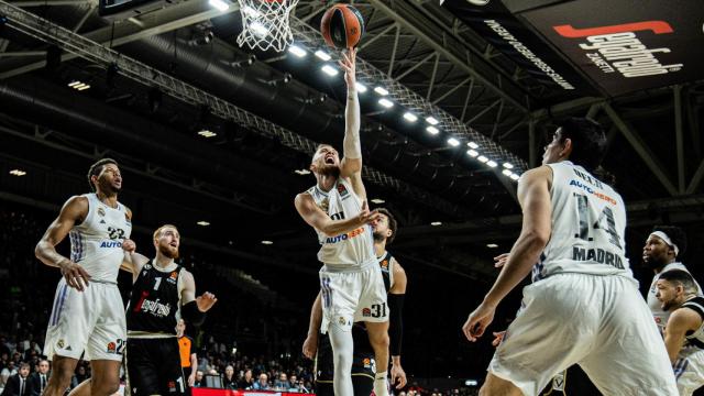 Musa entra a canasta para anotar en el partido ante la Virtus Bolonia.