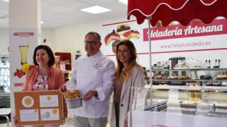 Los responsables de San Telesforo con el helado.