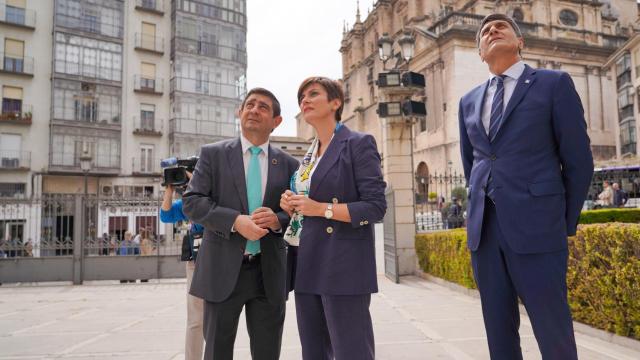 La ministra de Política Territorial y portavoz del Gobierno, Isabel Rodríguez, junto al presidente de la diputación de Jaén, Francisco Reyes, durante la visita institucional a la Diputación.