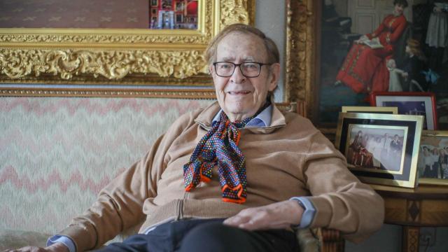 Ramón Tamames, en el salón de su casa, en la semana de la moción de censura (a punto de recibir a unos chinos).