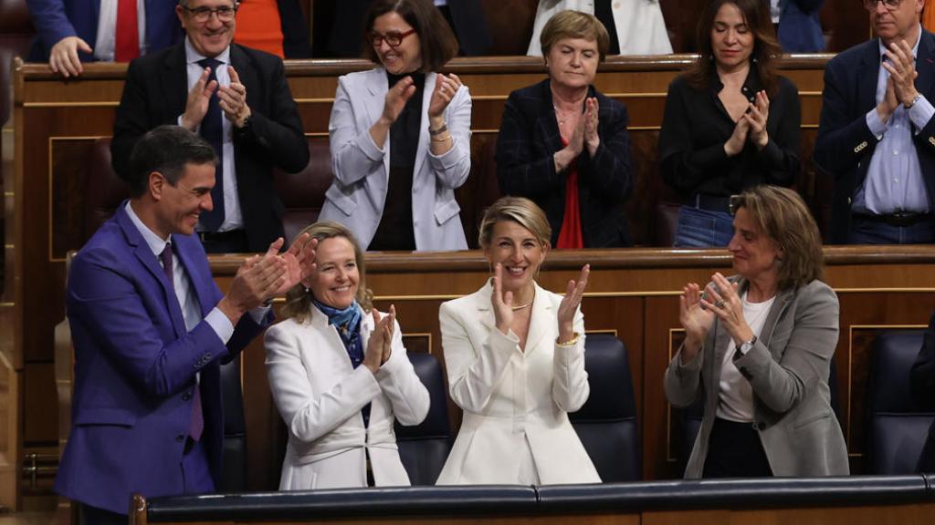 La bancada socialista y el Gobierno aplauden a la vicepresidenta segunda, Yolanda Díaz, tras su discurso durante la moción de censura.