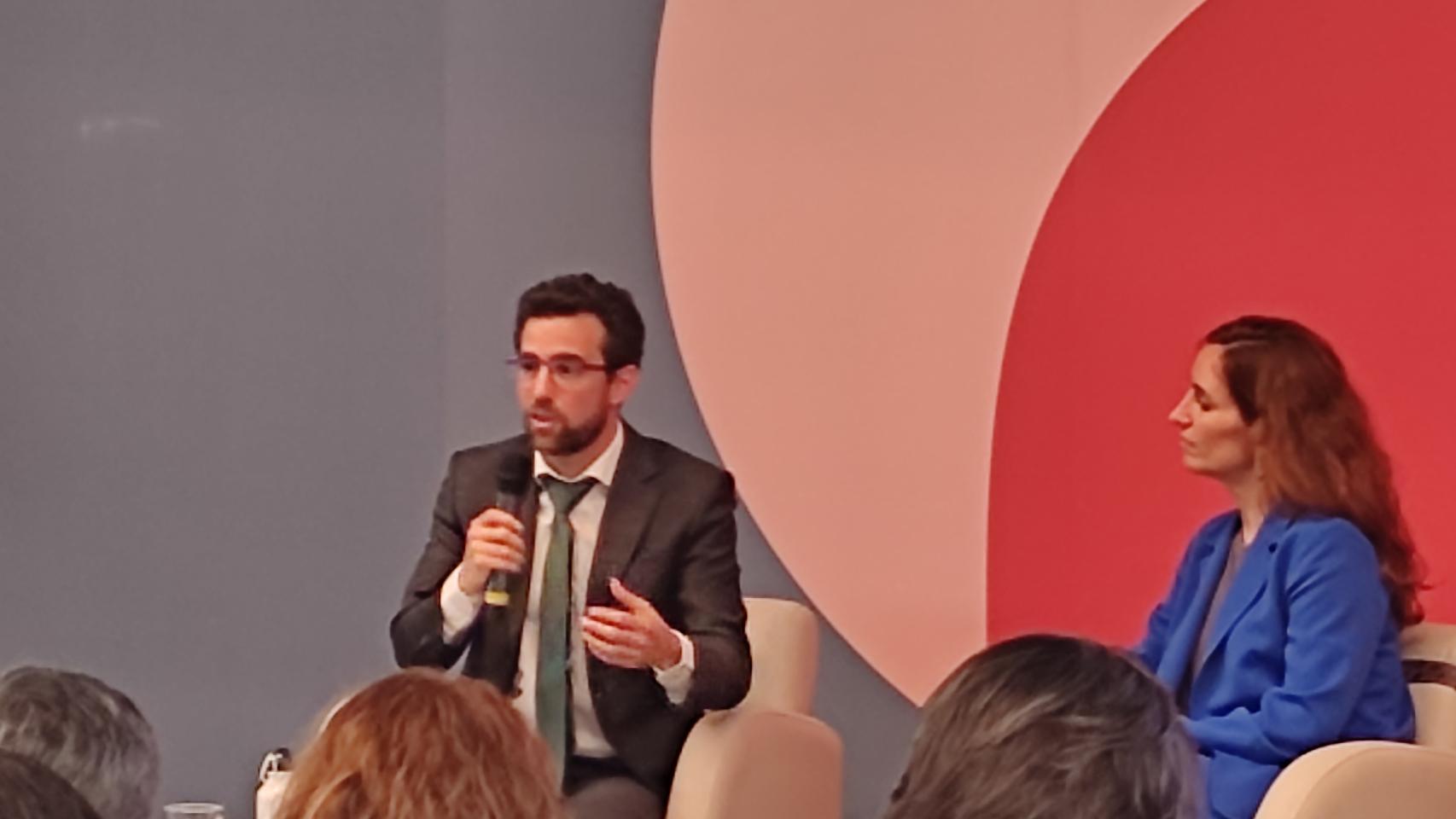 Alberto Oliver, diputado de Más Madrid, y Mónica García, el viernes en la presentación del Plan Reindustria.