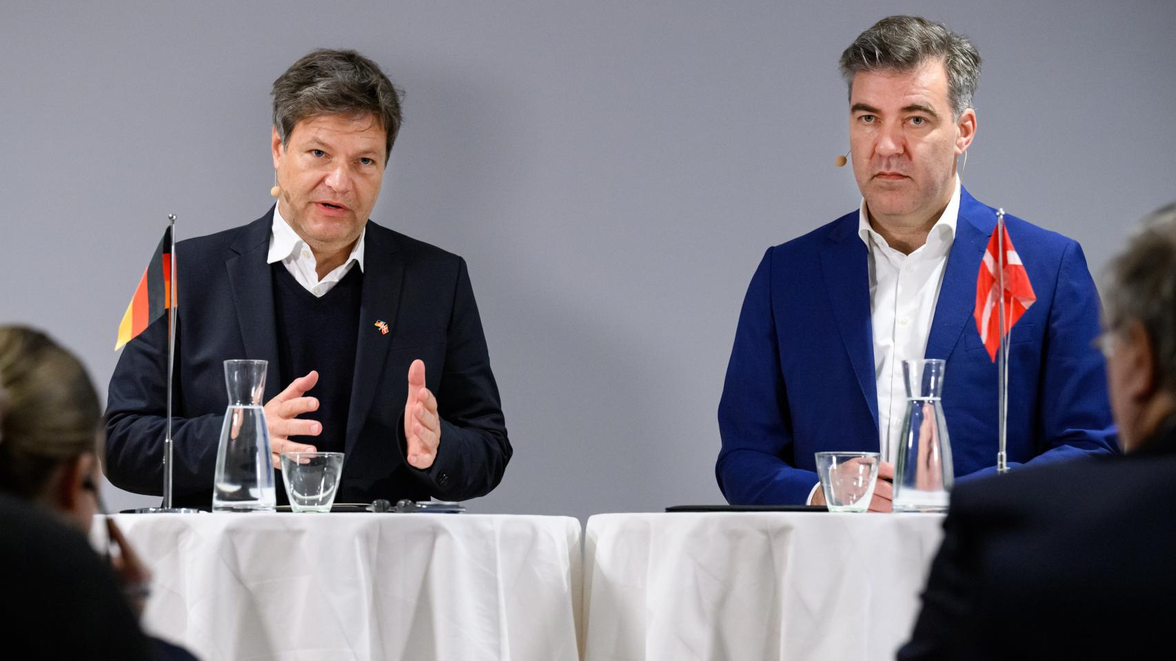 El ministro alemán de Asuntos Económicos y Protección del Clima, Robert Habeck, y el ministro danés de Clima, Energía y Suministro, Lars Aagaard.