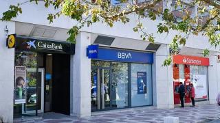 Unas oficinas de CaixaBank, BBVA y Banco Santander.