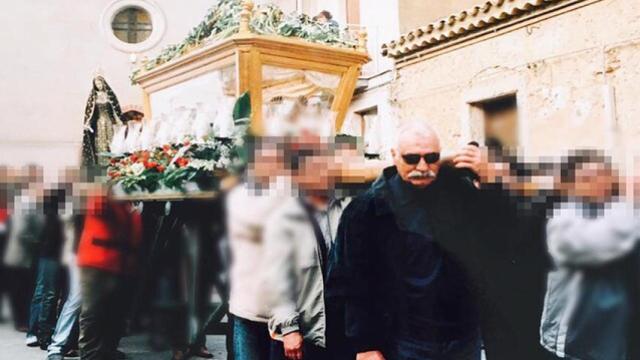El capo de Cosa Nostra antes de ser detenido portando el cristo del Sepulcro de San Michele di Ganzaria (Catania)