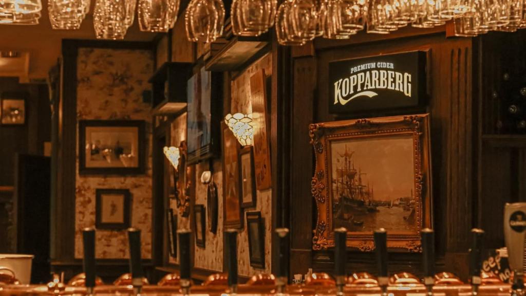 Imagen del interior de John Scott's Puerto Banús, que sirve de modelo para el bar de Málaga.