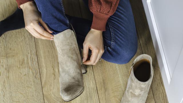 Una mujer, calzándose.