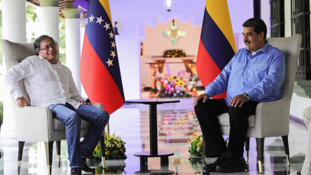 El presidente de Venezuela, Nicolás Maduro (i) junto al presidente de Colombia Gustavo Petro en Caracas.