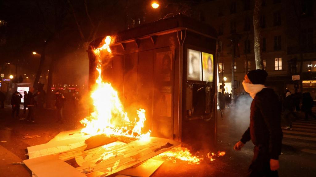 Queman una mobiliario público en París.