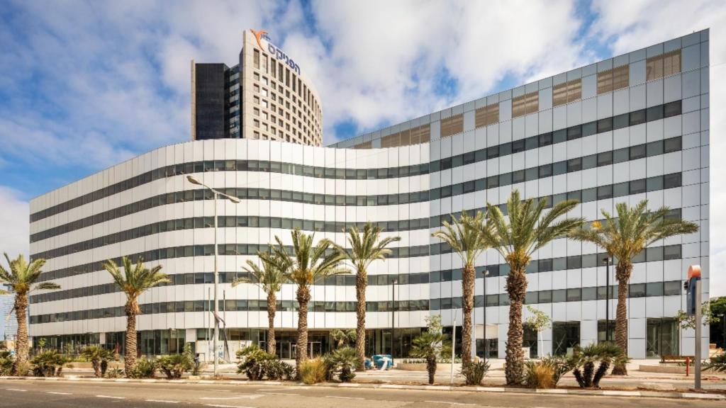 Fachada con vidrio fotovoltaico blanco del edificio Beit Havered