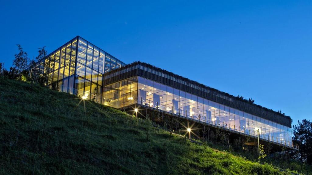 Fachada con vidrio fotovoltaico del restaurante Azurmendi, en Bilbao