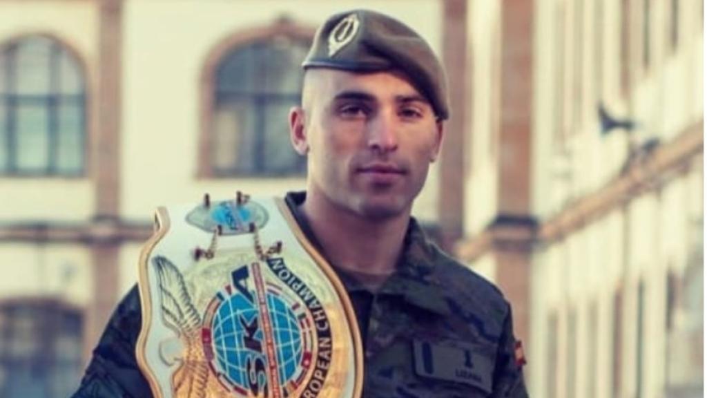 A la izquierda, Jaime Lizana en la celebración de un título. A la derecha, durante su etapa como soldado.
