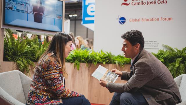 Una estudiante se informa sobre el Máster de Periodismo de EL ESPAÑOL en el stand de UCJC en Aula.