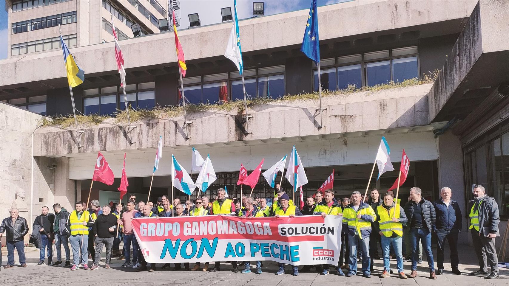 Concentración de trabajadores de Ganomagoga en el Concello de Vigo.