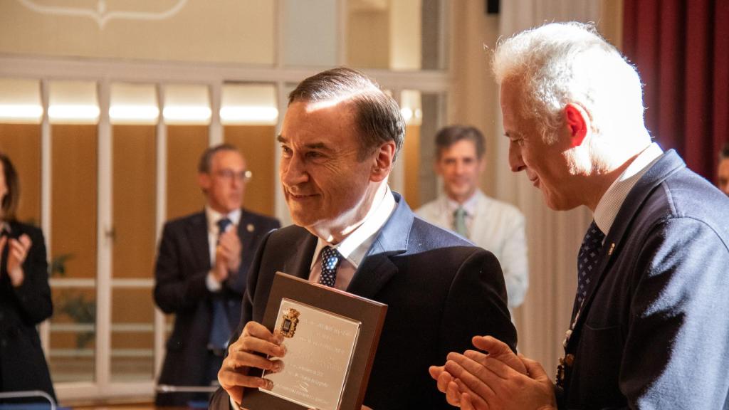 Pedro J. Ramírez (i) sostiene la Medalla de Oro de la Ciudad de Logroño en el ayuntamiento de la capital riojana.