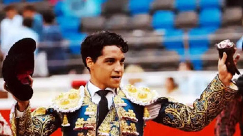 Mario Navas paseando una oreja en Bilbao
