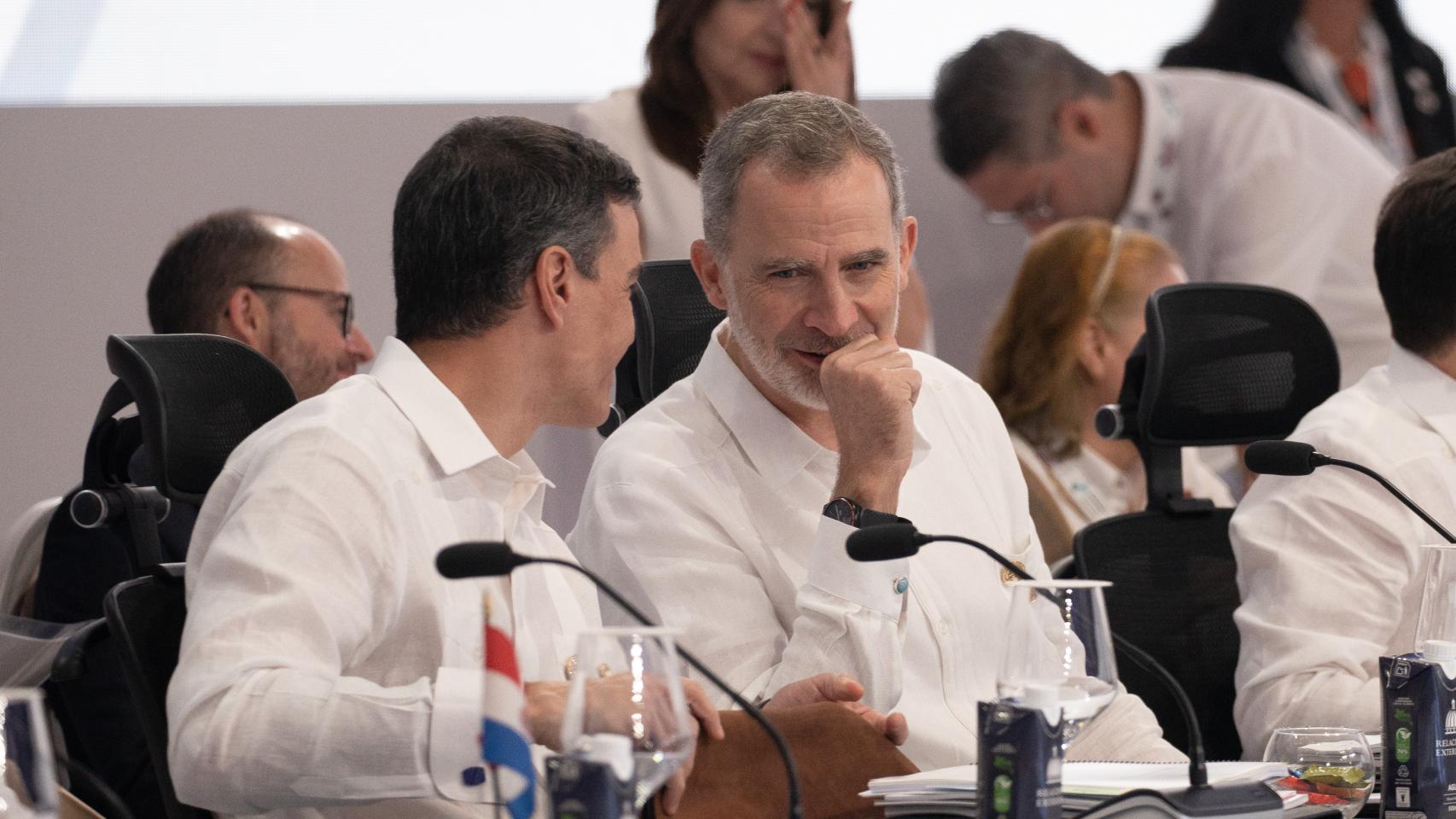 Pedro Sánchez y el Rey de España Felipe VI, durante una sesión plenaria en la XXVIII Cumbre Iberoamericana de Jefes de Estado y de Gobierno.