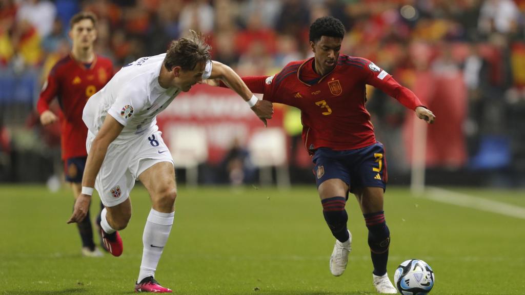 Balde se marcha de un jugador rival frente a Noruega.