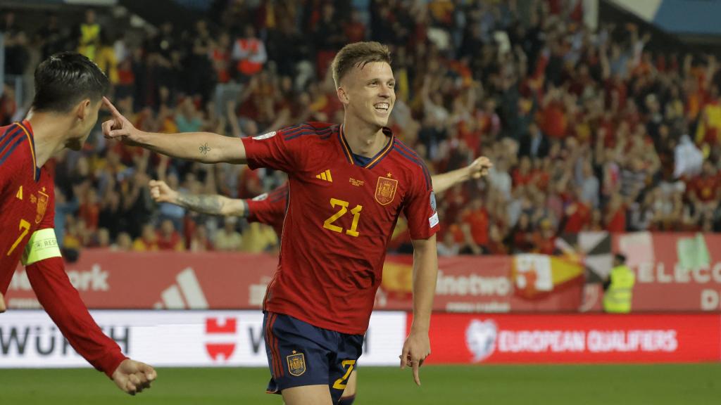 Dani Olmo y Álvaro Morato celebran un gol de España contra Noruega.