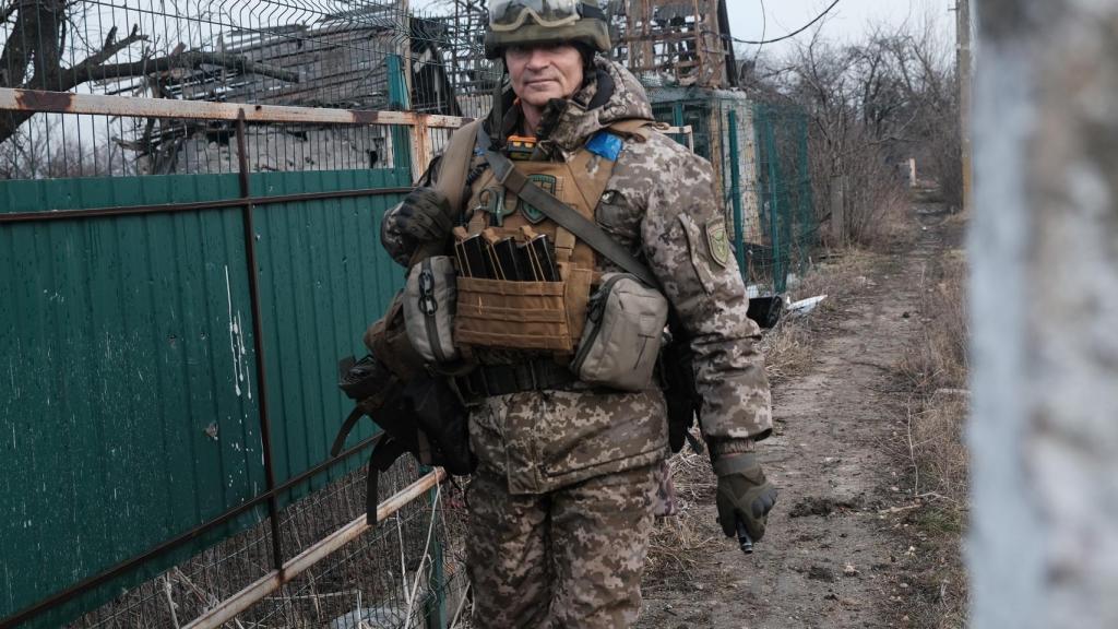 Roman, médico militar voluntario destinado en una unidad del Dombás.