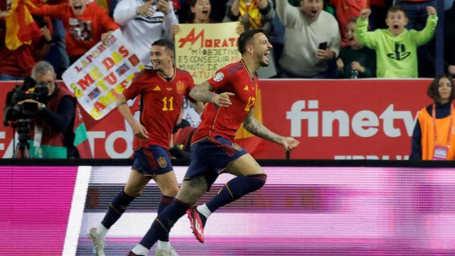 Joselu celebra uno de sus goles.