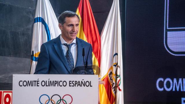 El atleta Isaac Viciosa tras recibir el premio, este miércoles.
