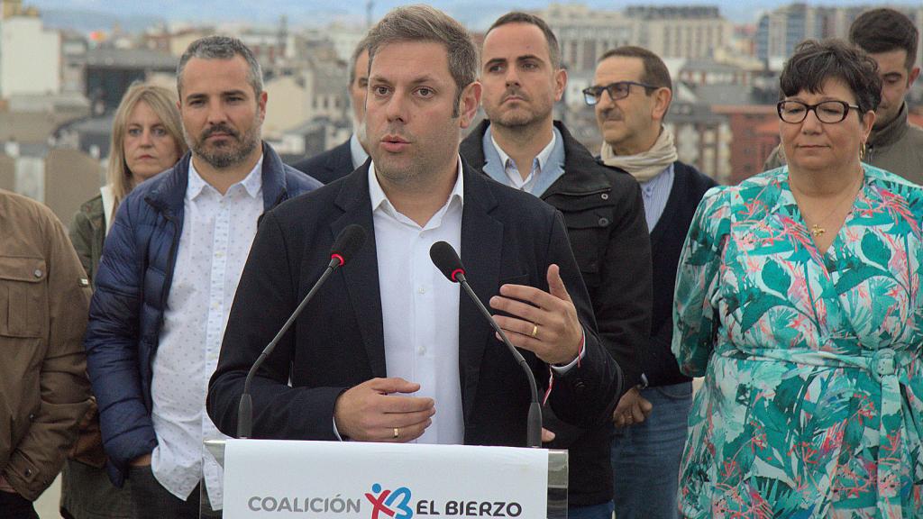 El candidato de Coalición por El Bierzo a la alcaldía de Ponferrada, Iván Alonso, durante la rueda de prensa de este sábado.