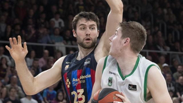 Tobey defiende una entrada a canasta.