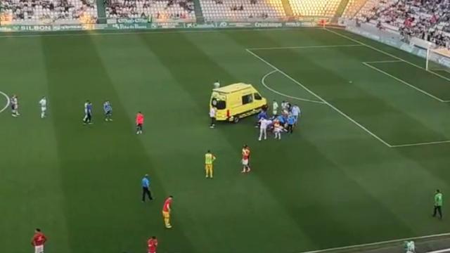 Ambulancia entrando al césped para atender a Gudelj.