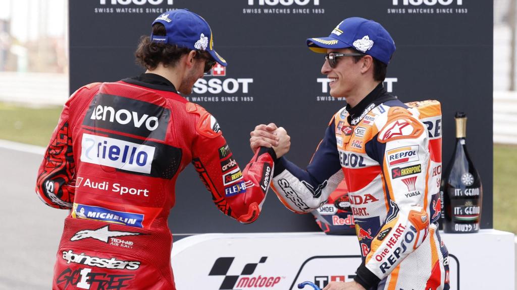 Marc Márquez felicita a Pecco Bagnaia por su victoria en la carrera al sprint, en Portimao.