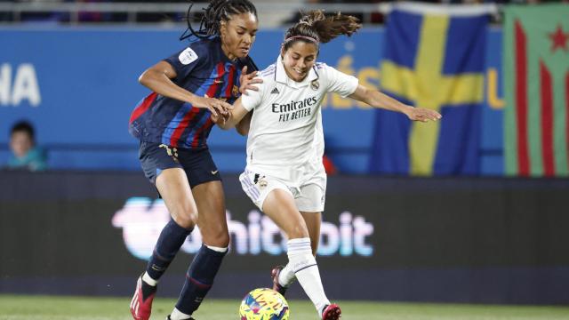 Salma Paralluelo pelea un balón con Kenti Robles, del Real Madrid.