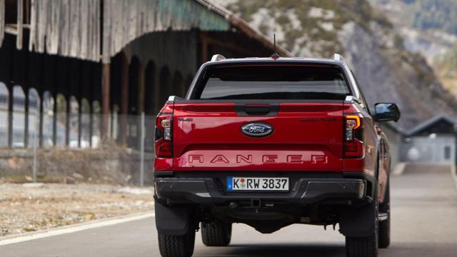 Esta Pick-up de Ford destaca por su parrilla, paragolpes y la forma de los grupos ópticos que le dan un aspecto más sólido y estilizado.