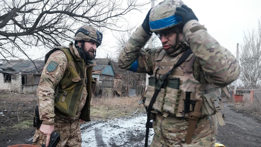 Soldados del Ejército de Voluntarios de Ucrania realizando una patrulla en el Dombás.