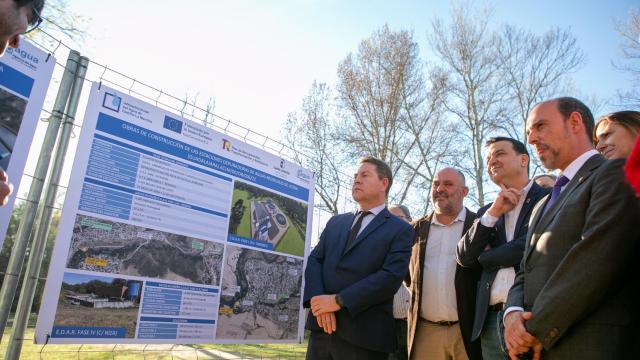 El presidente de Castilla-La Mancha, Emiliano García-Page, pone la primera piedra de la depuradora de Uceda (Guadalajara)