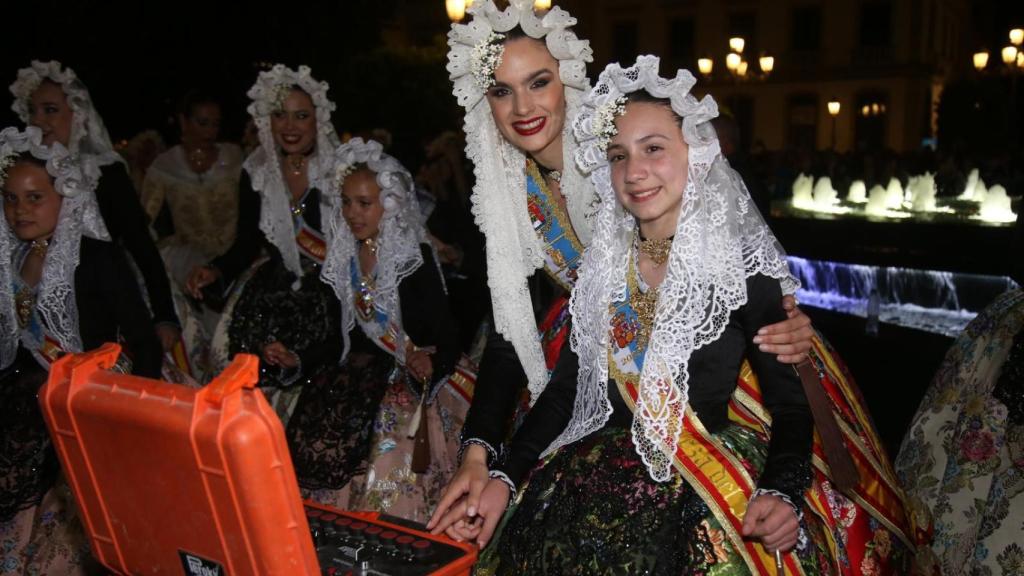 Belén Mora e Inés Llavador dan inicio al espectáculo piroténico de la cremà.