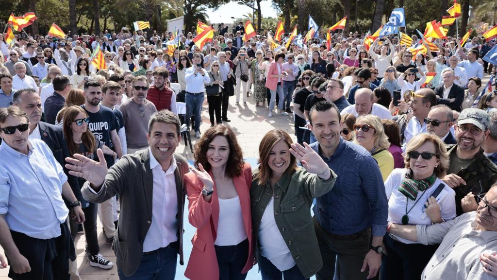 Ayuso entre los dirigentes del PP de la Comunidad Valenciana.