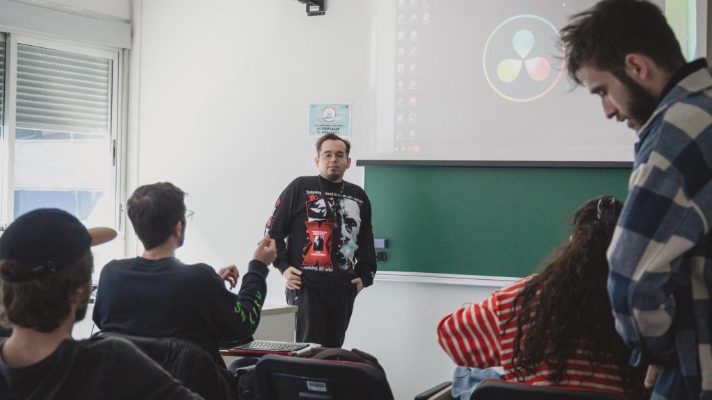 Andrés de la Cruz, más conocido por su personaje de Boliche en Los Serrano, impartiendo clase.