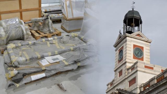 A la izquierda, el reloj atribuido a José Rodríguez Losada, guardado en el Almacén de la Villa; a la derecha, el reloj de la Puerta del Sol.
