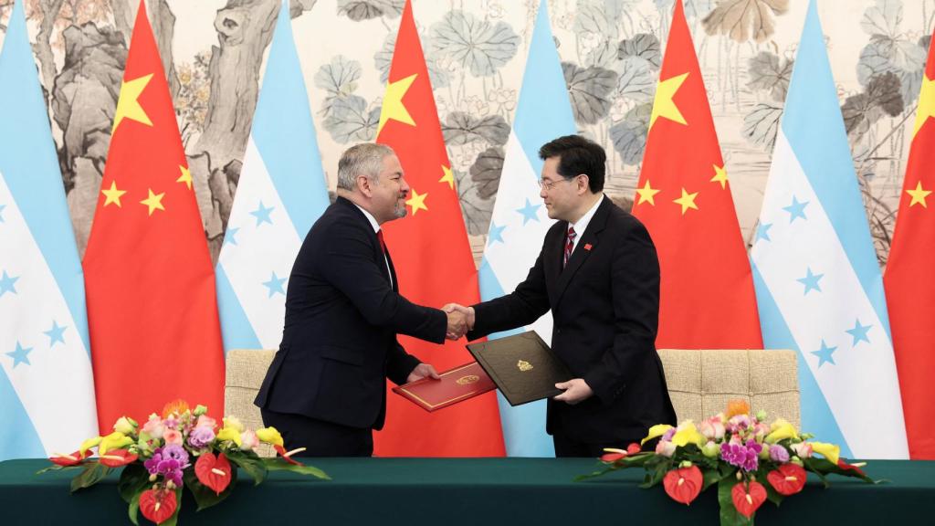 Eduardo Enrique Reina y Qin Gang, ministros de Exteriores de Honduras y China.