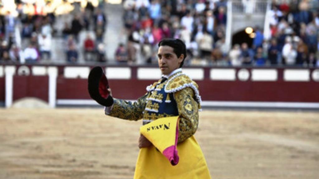 Mario Navas dando una vuelta al ruedo en el coso venteño