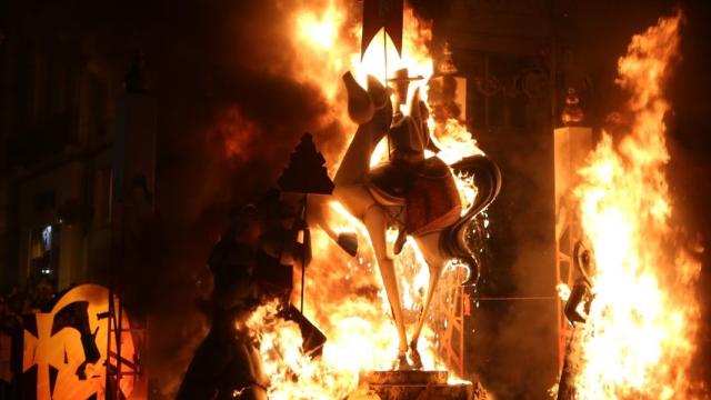 La cremà de las hogueras en Córdoba cierra la semana de la fiesta de Alicante en Andalucía.