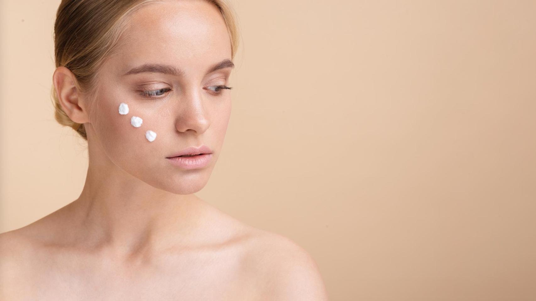 Mujer con crema facial.