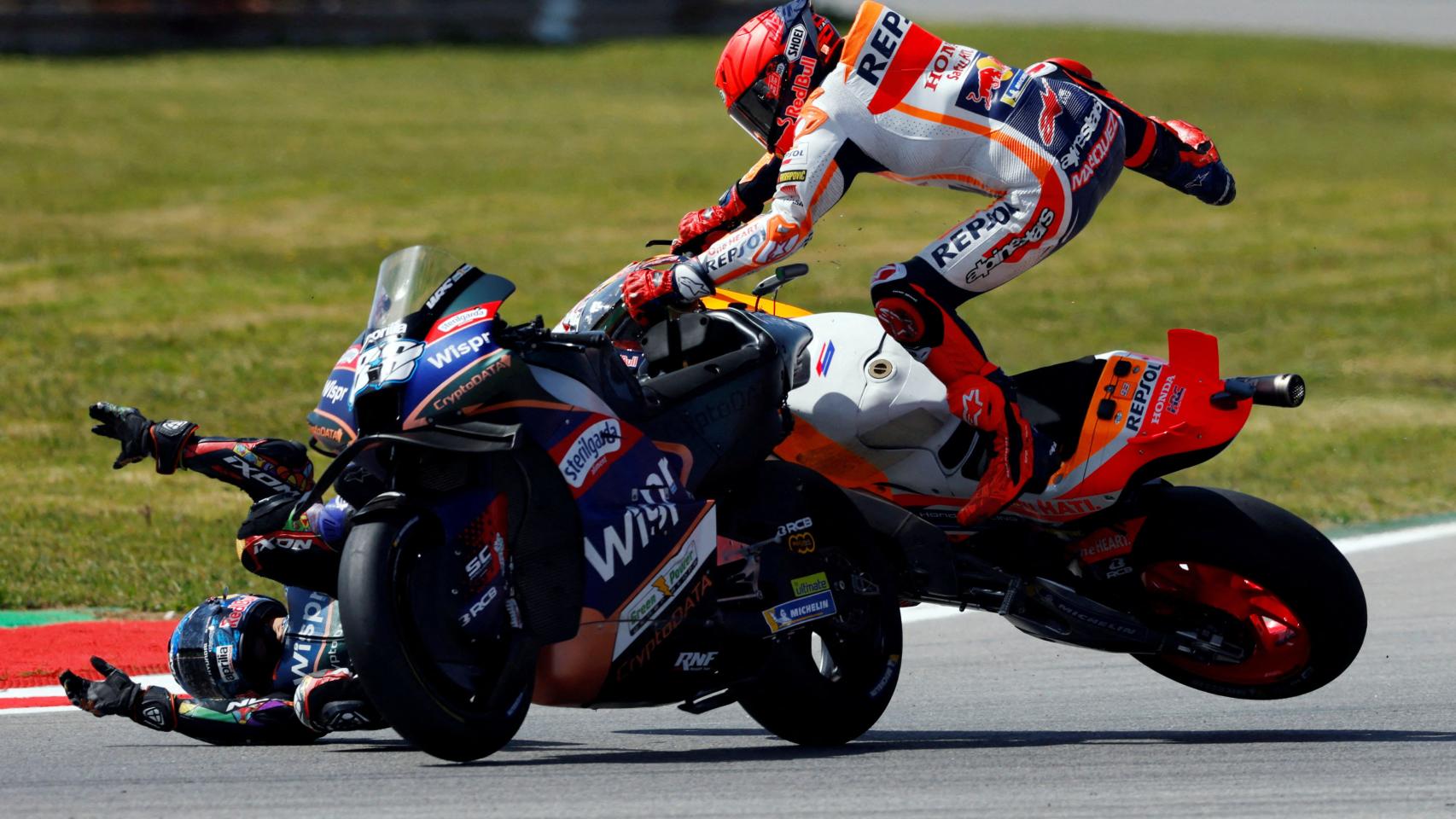 Marc Márquez salta por los aires tras impactar con Miguel Oliveira, en Portimao.