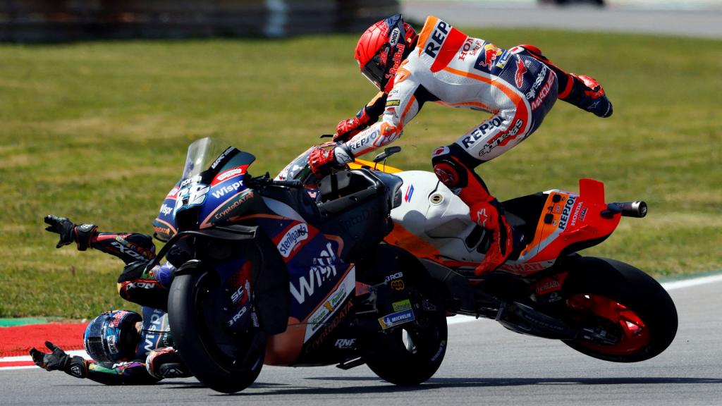 Marc Márquez salta por los aires tras impactar con Miguel Oliveira, en Portimao.