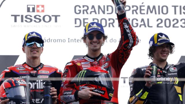 Bagnaia celebra en el podio la victoria en el GP de Portugal.