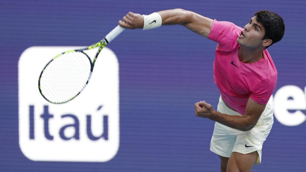 Alcaraz ejecuta un servicio.