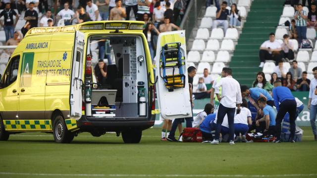 Dragisa Gudelj, atendido por los servicios médicos durante el Córdoba - Racing de Ferrol de la Primera RFEF
